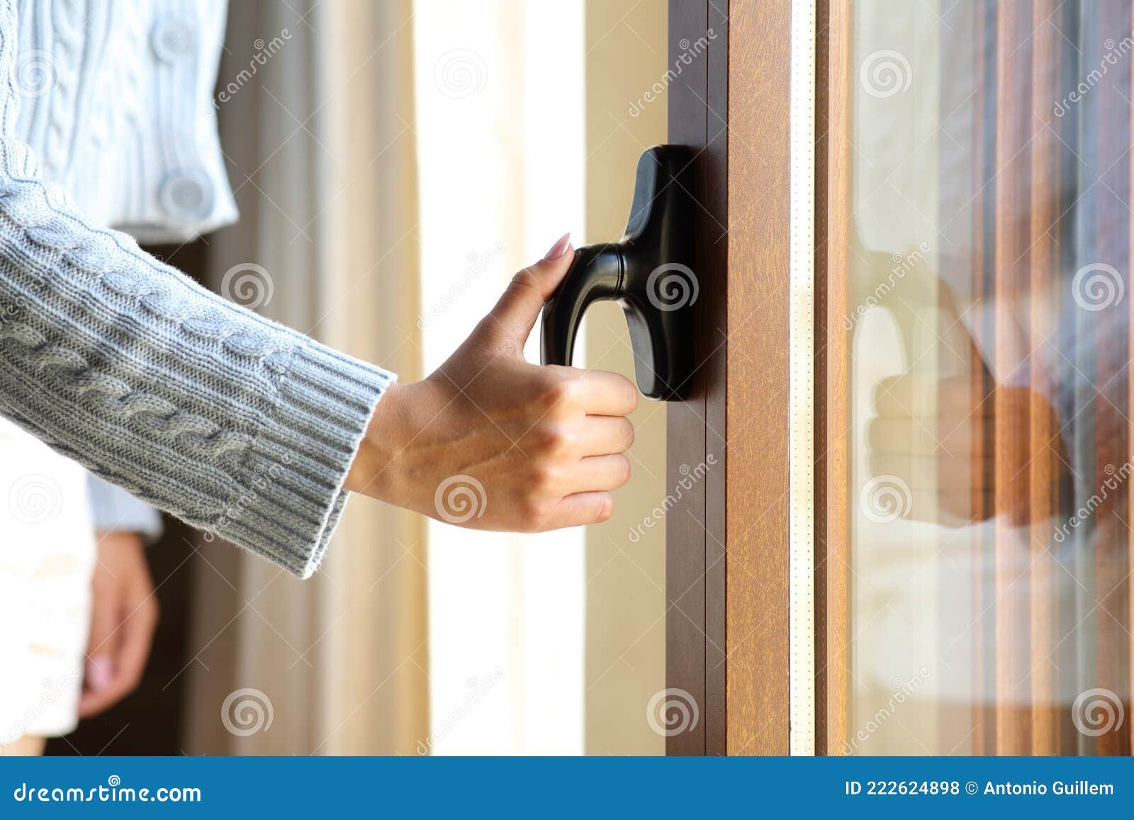 mano abriendo una puerta de casa