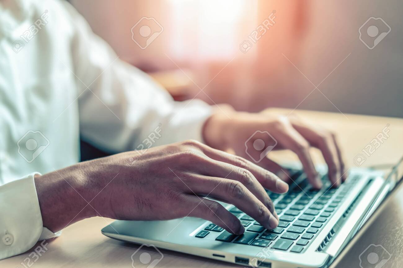 mano escribiendo en computadora en oficina