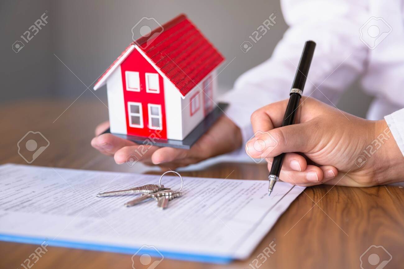 mano firmando contrato de compra de casa