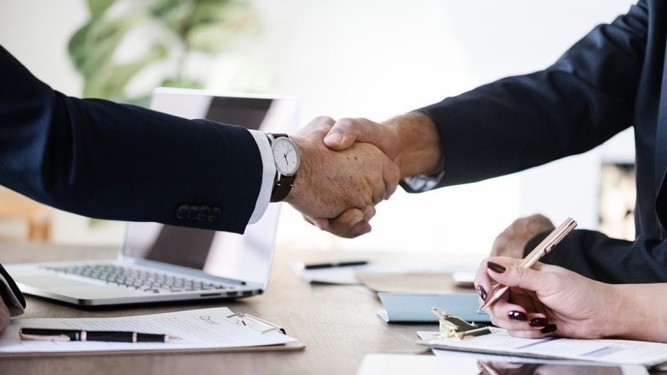 mano firmando contrato de proteccion en tienda