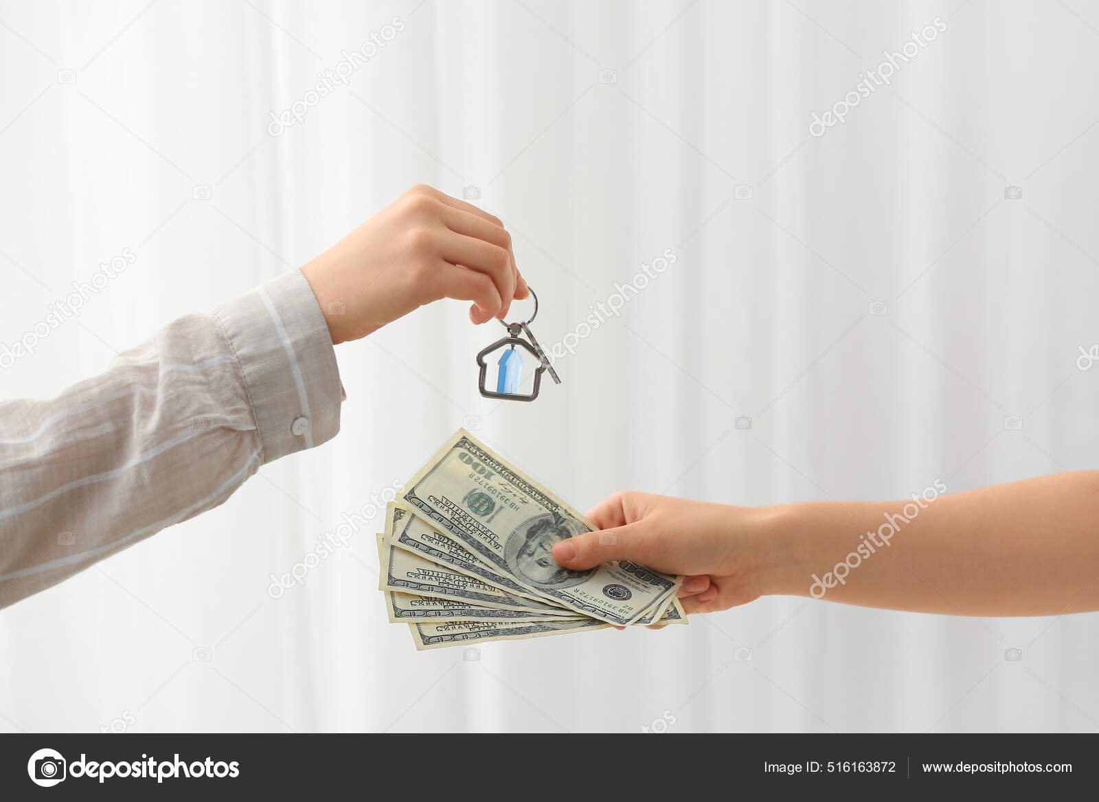 mano sosteniendo monedas y llaves de casa