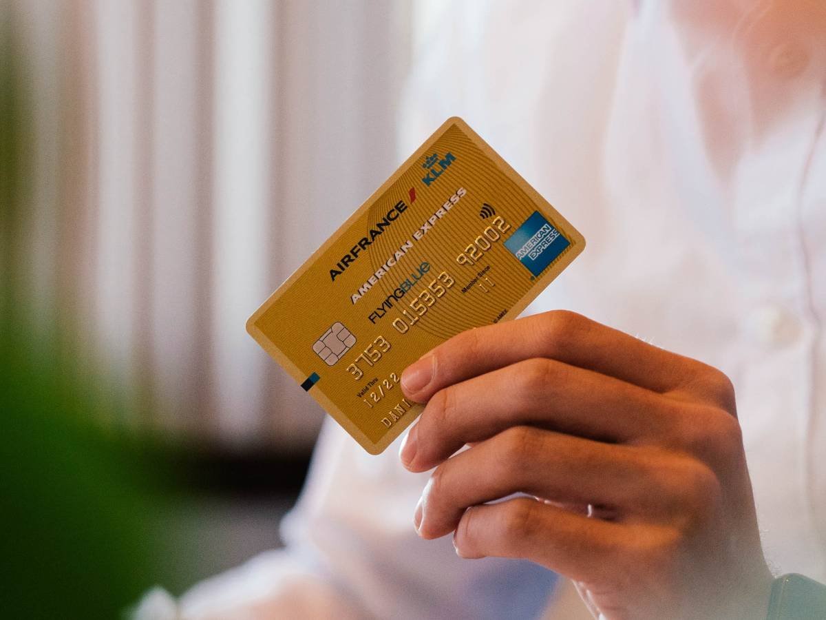mano sosteniendo tarjeta de credito con limite aumentado