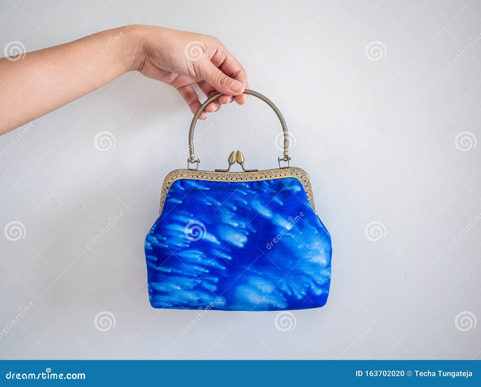 mano sosteniendo tarjeta de credito indigo