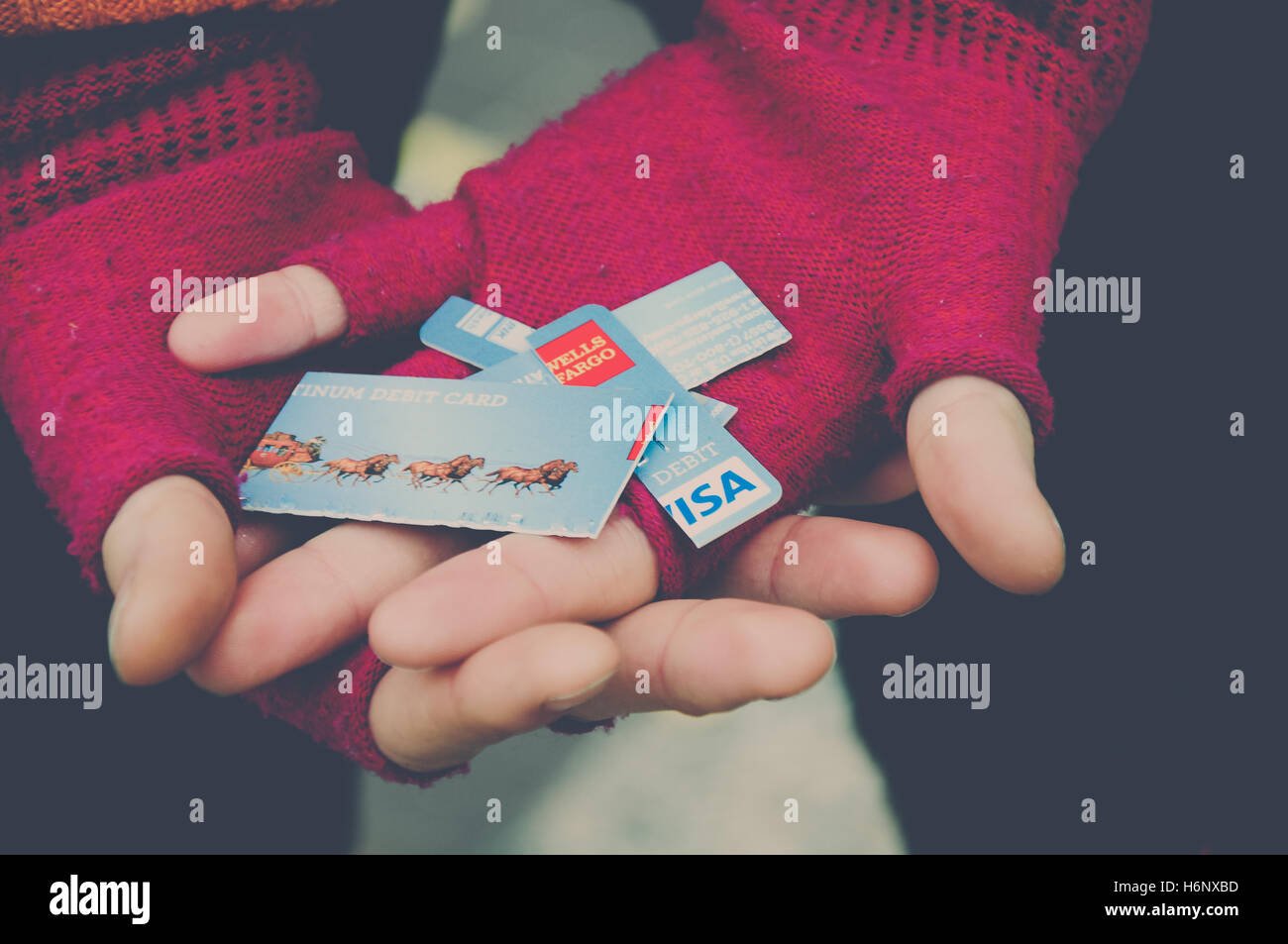 mano sosteniendo tarjeta de credito wells fargo