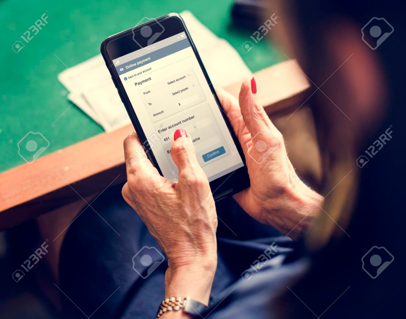 mano sosteniendo telefono movil pagando en linea