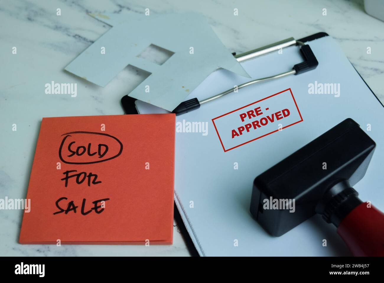 mano sosteniendo un cheque preaprobado