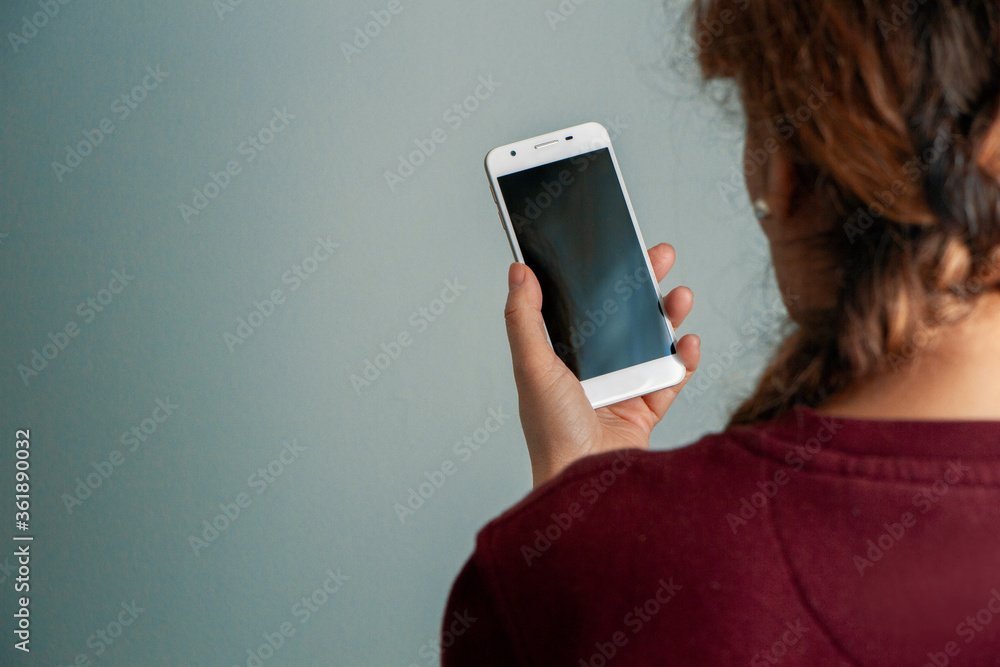 mano sosteniendo un telefono movil