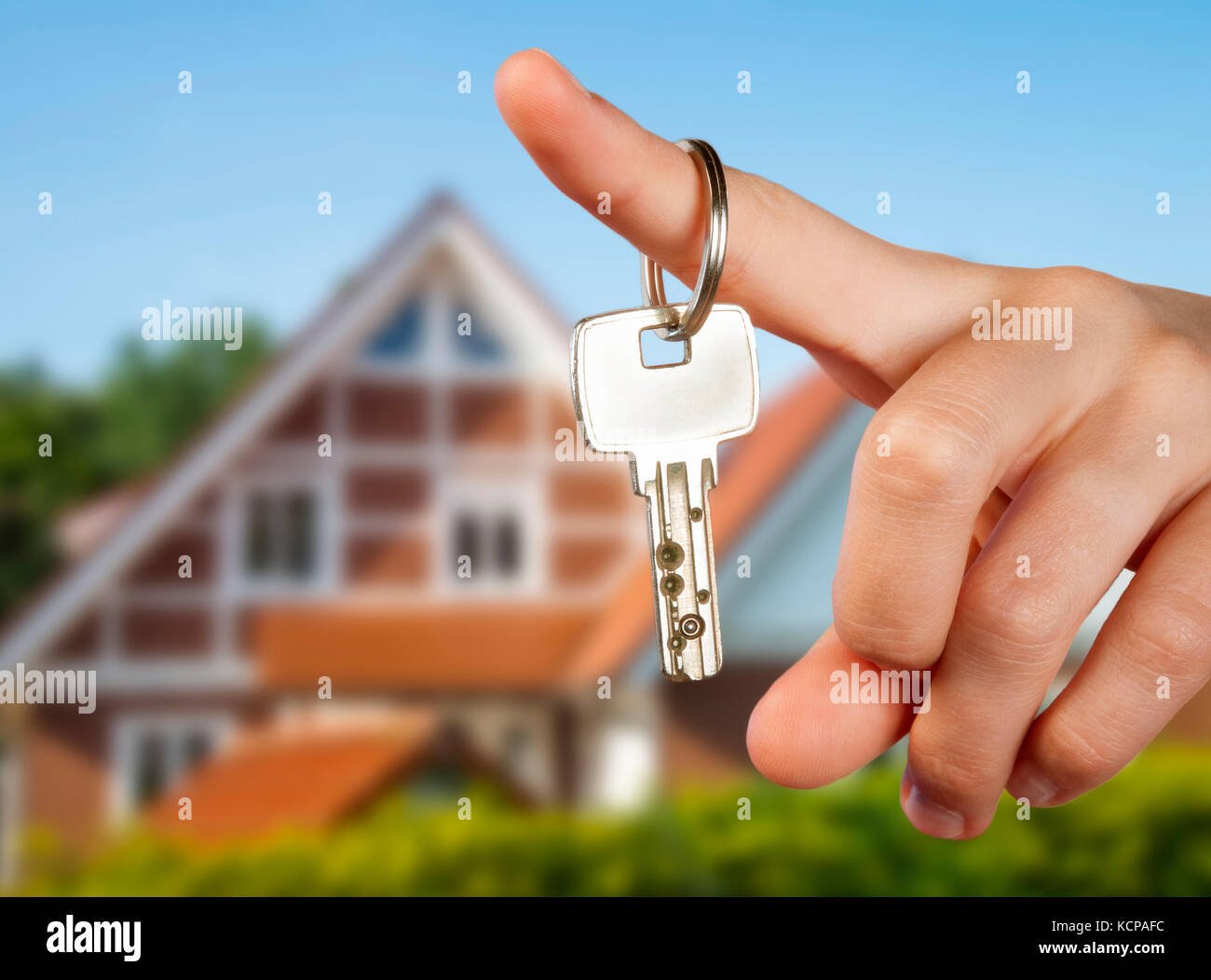 mano sosteniendo una llave de casa