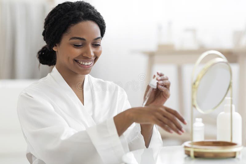 manos aplicando suero de trufa negra