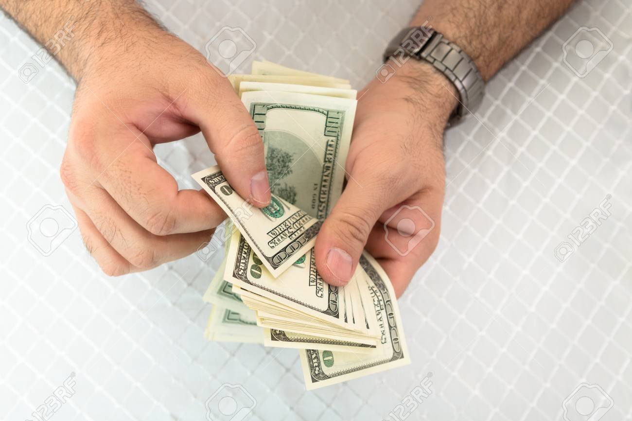 manos contando dinero en efectivo