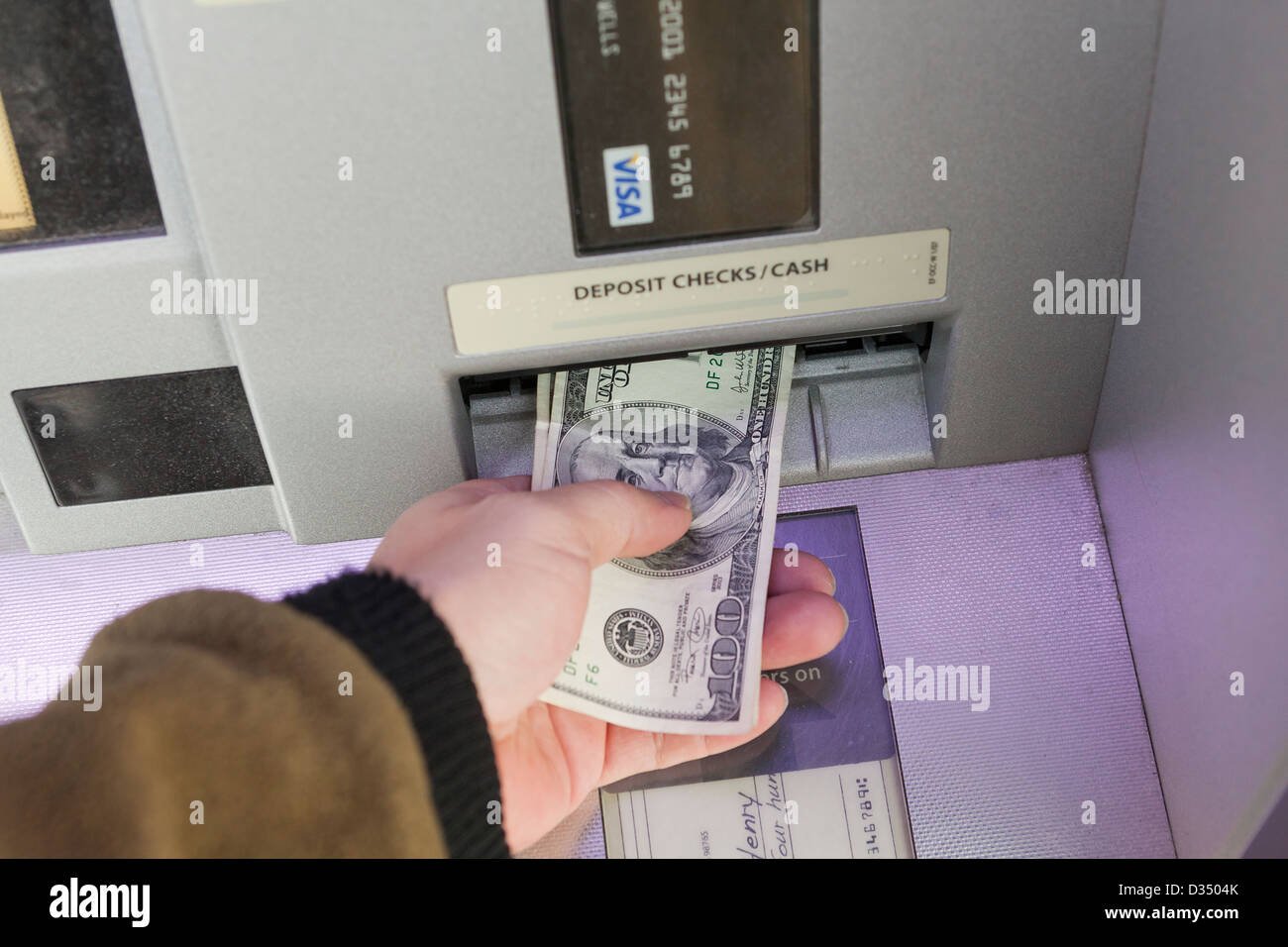 manos depositando dinero en un cajero
