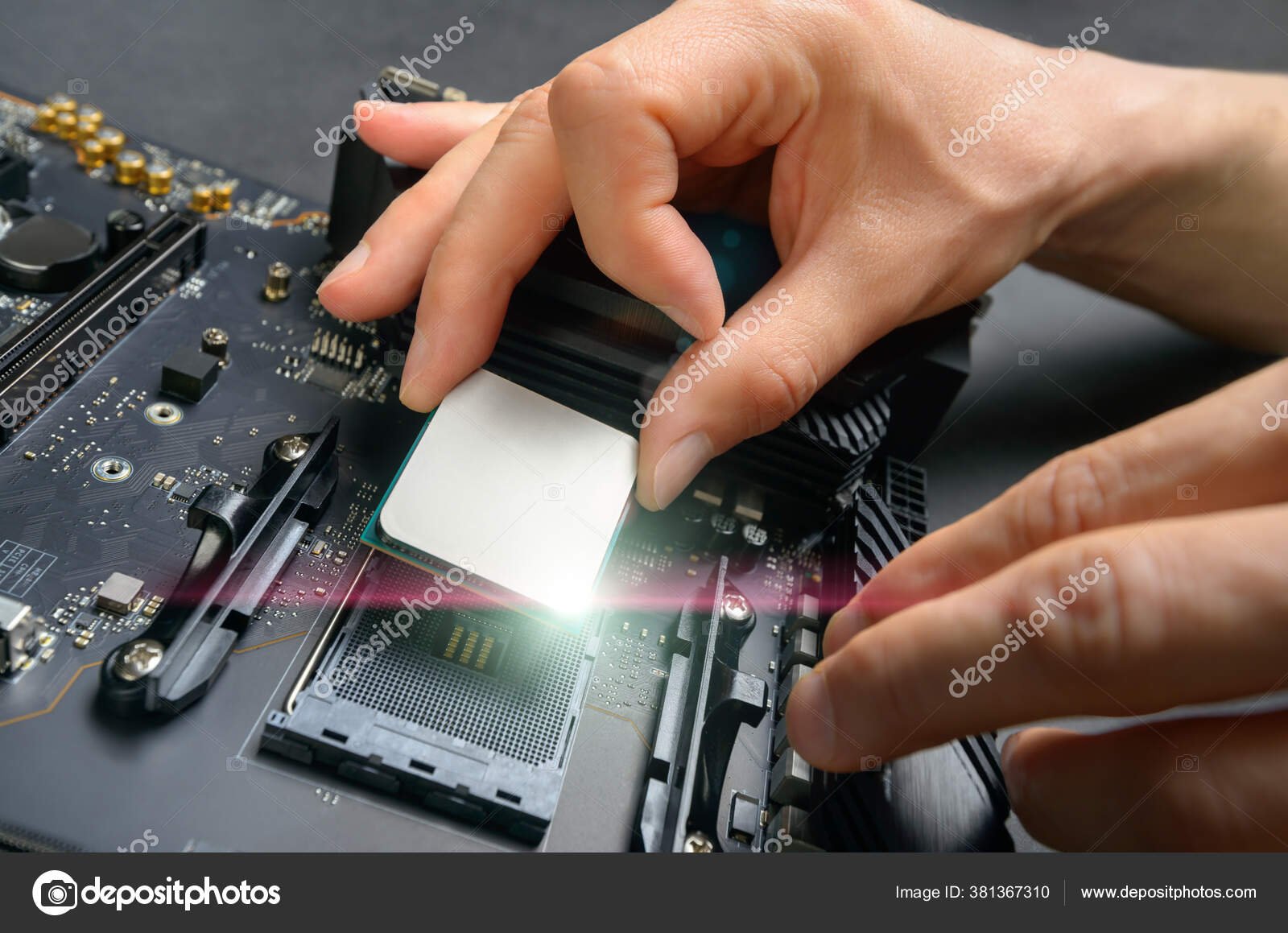 manos ensamblando piezas de una pc