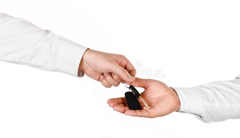 manos entregando llaves de un auto