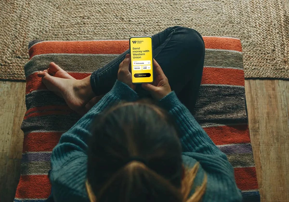 manos enviando dinero a traves de western union