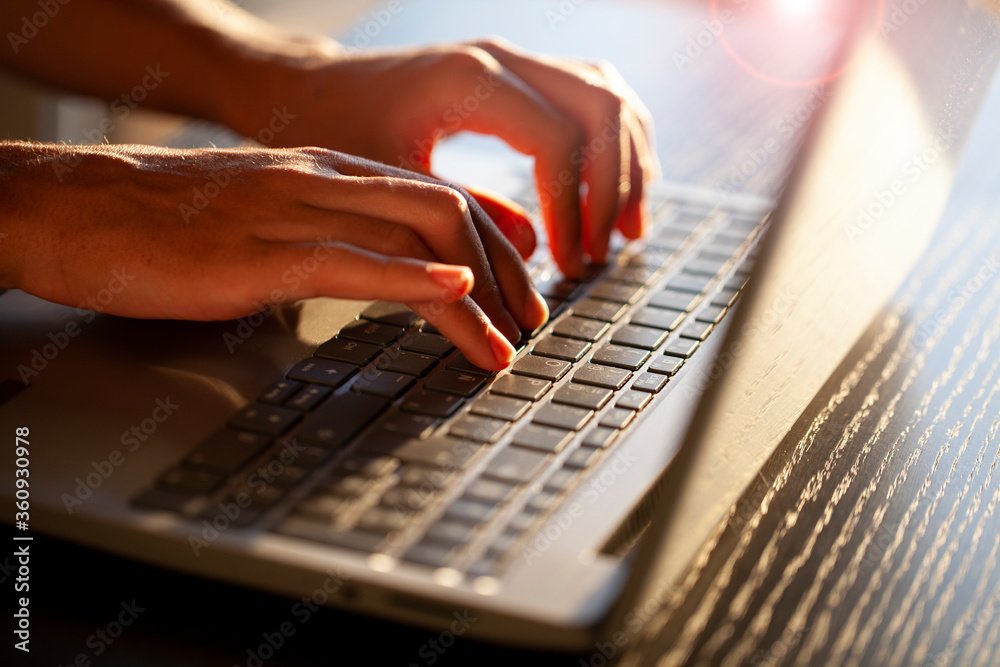 manos escribiendo en un teclado de computadora 1