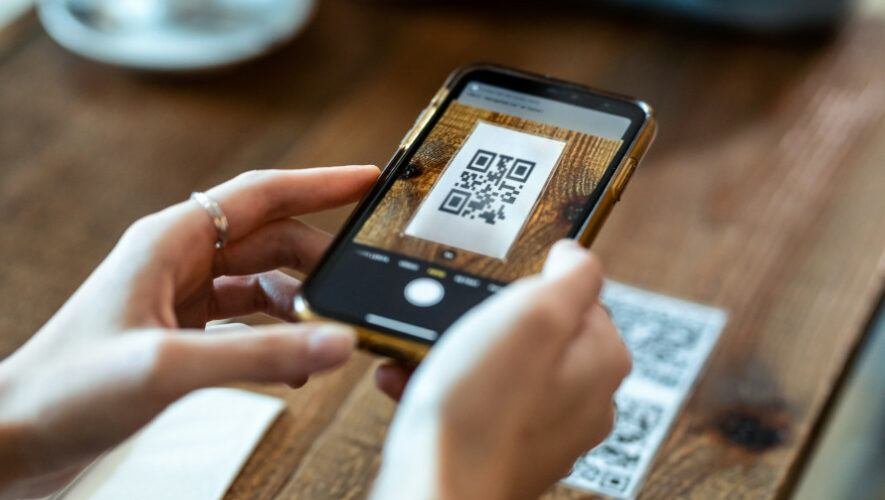 manos ingresando codigo de transferencia en telefono