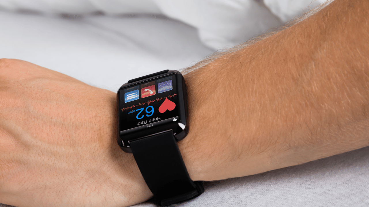 manos midiendo presion arterial con smartwatch