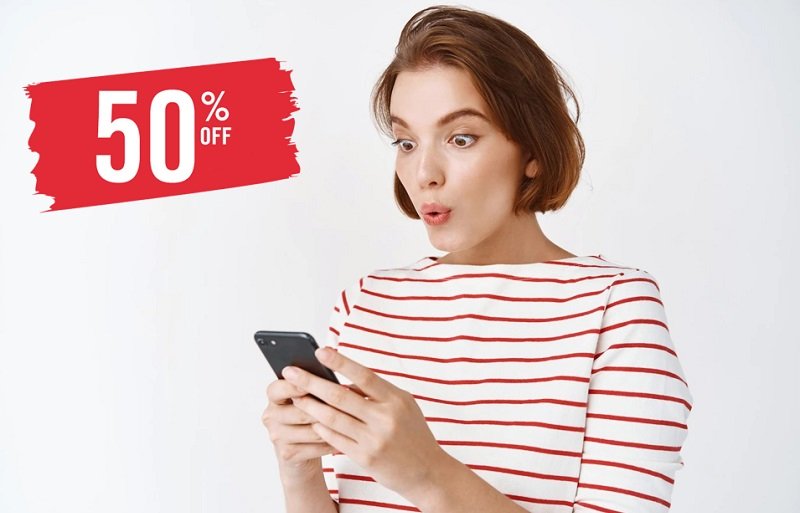 manos sosteniendo cupon de descuento por primera vez