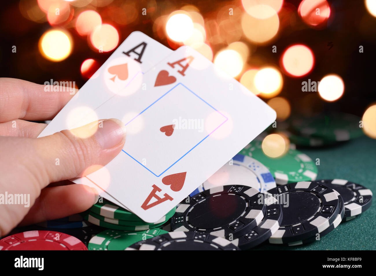 manos sosteniendo fichas de poker brillantes