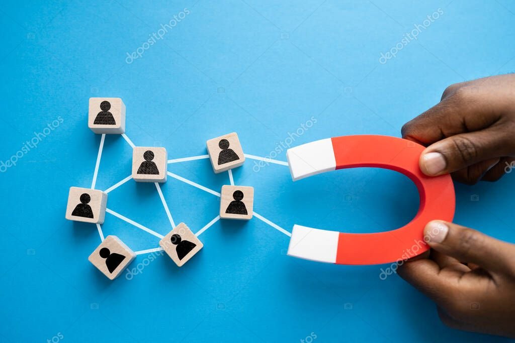 manos sosteniendo un iman de plomo