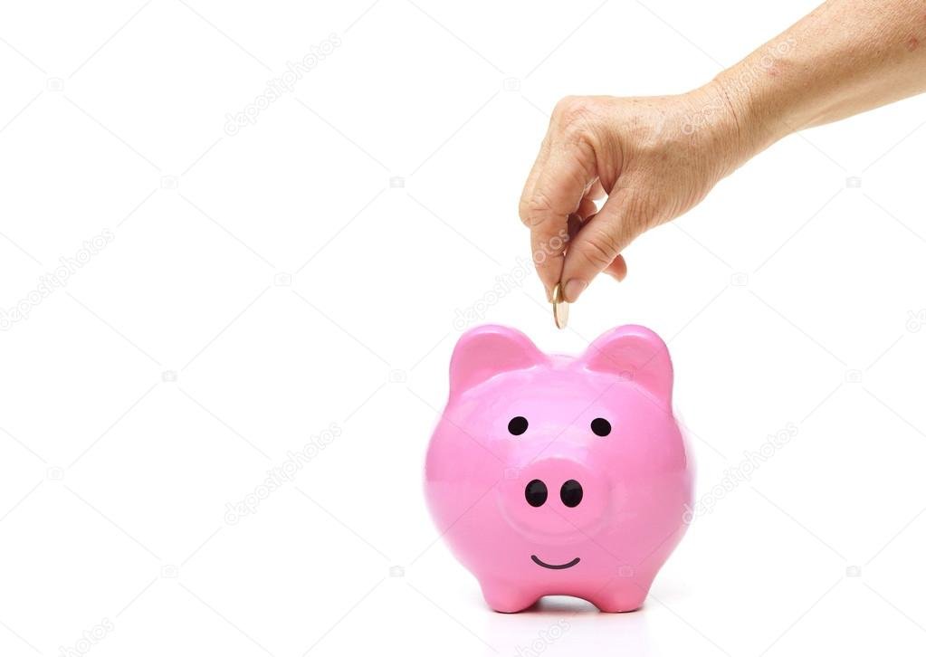 manos sujetando una alcancia con monedas