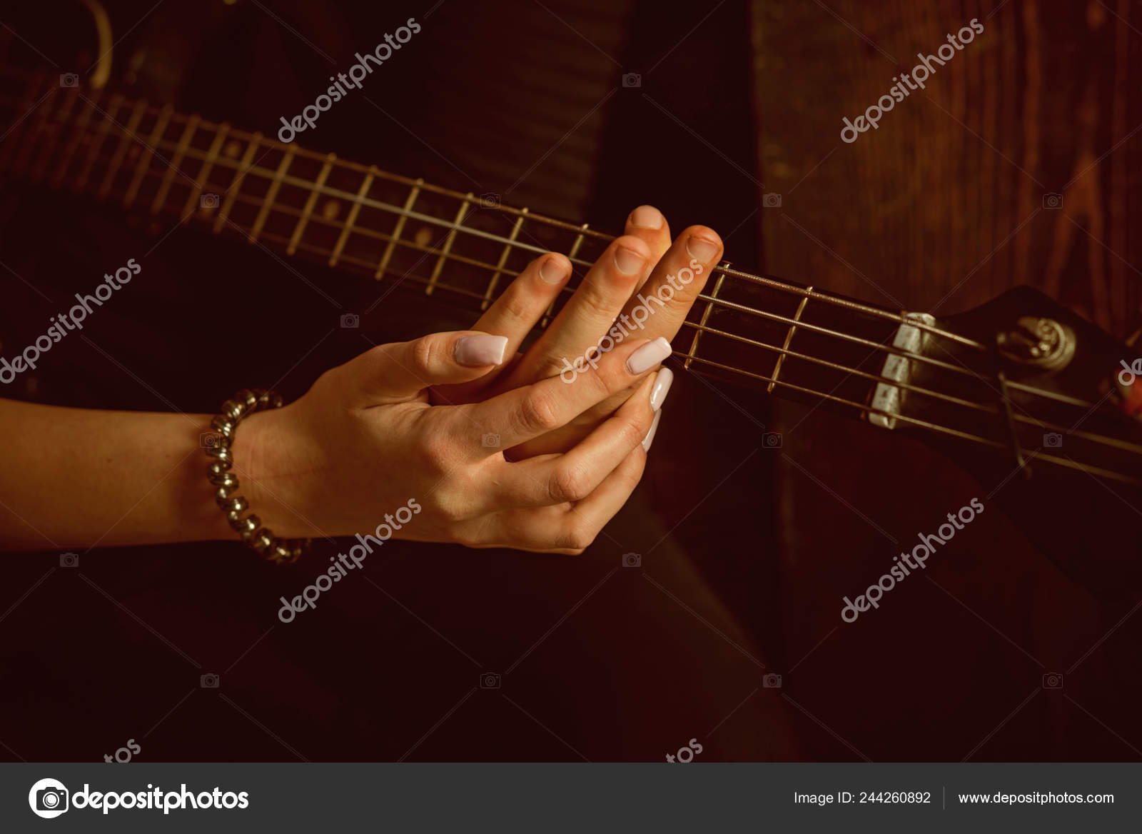 manos tocando el bajo electrico con pasion