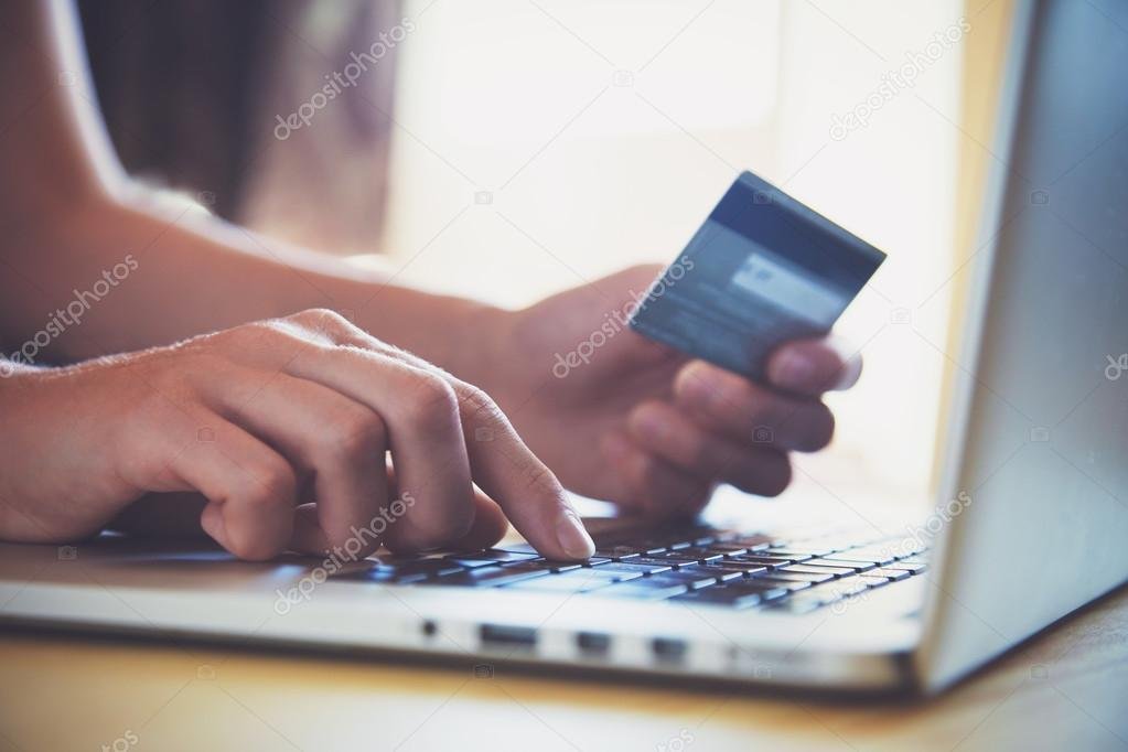 manos usando una tarjeta de credito online