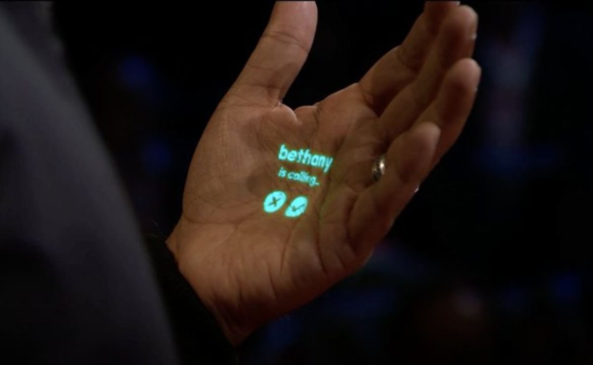 manos utilizando un telefono para operar online