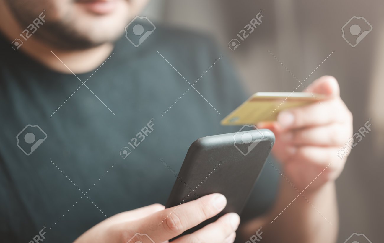 manos utilizando una aplicacion bancaria en linea