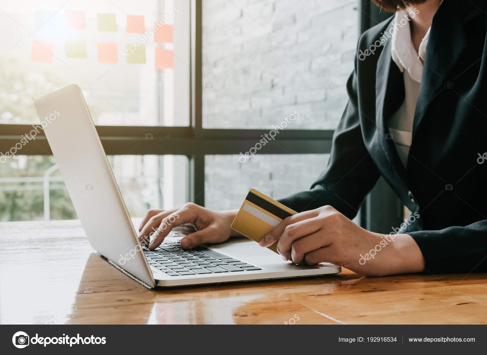 manos utilizando una computadora para pagar online