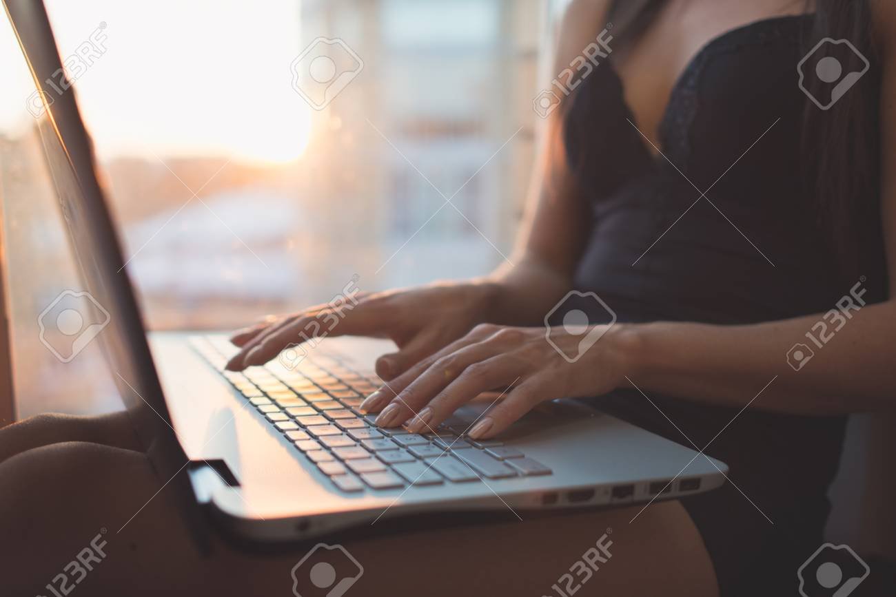 manos utilizando una computadora portatil en casa