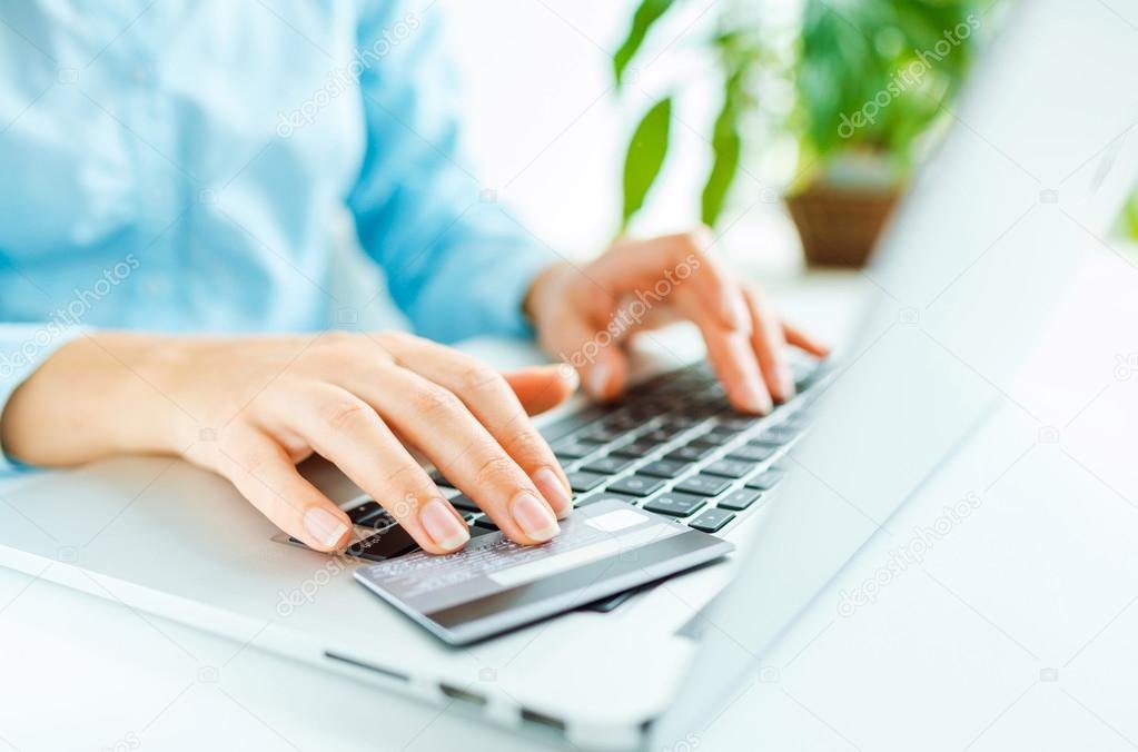 manos utilizando una computadora portatil