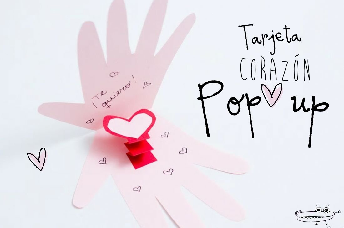 manos utilizando una tarjeta de felicitacion