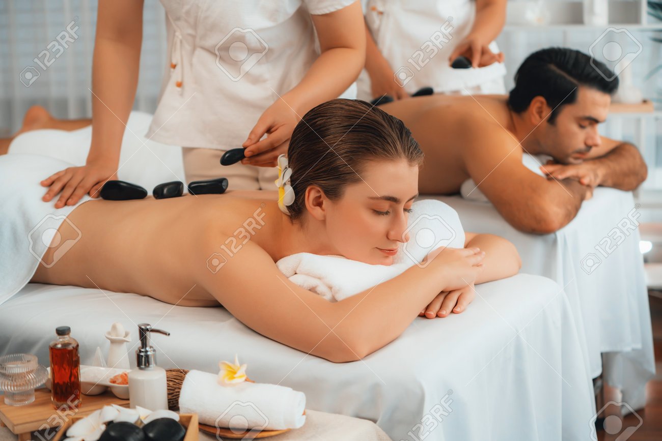 masaje con piedras calientes en spa de lujo