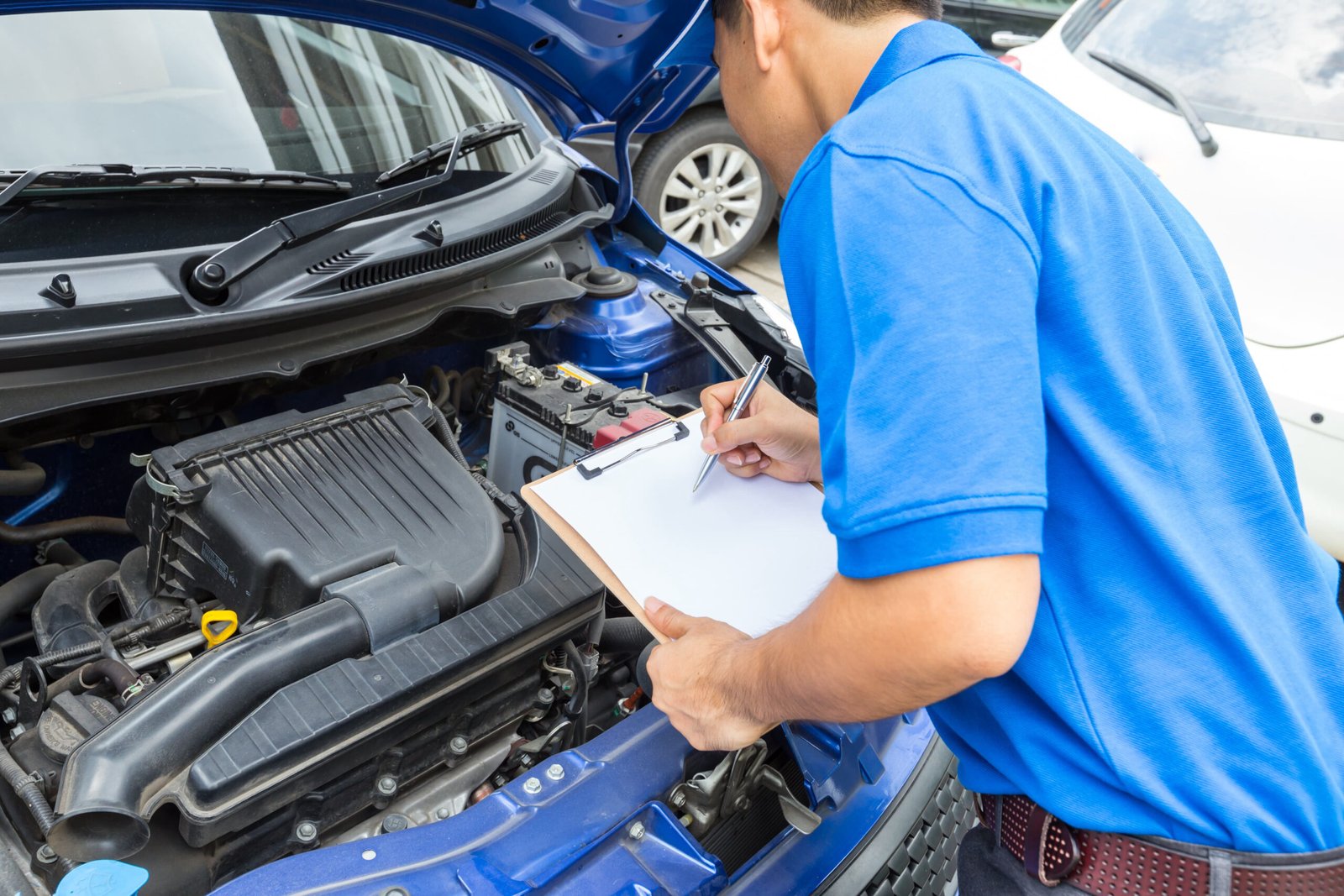 mecanico revisando motor de un auto scaled