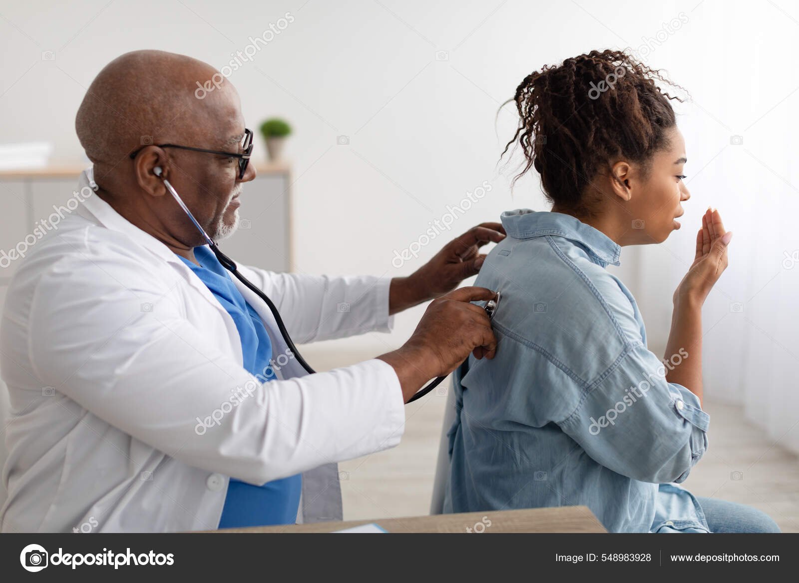 medico revisando a paciente en consulta medica