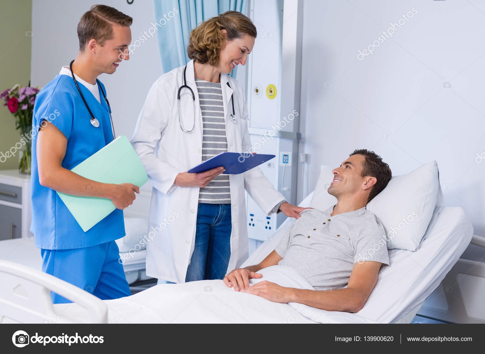 medicos atendiendo a un paciente sonriente