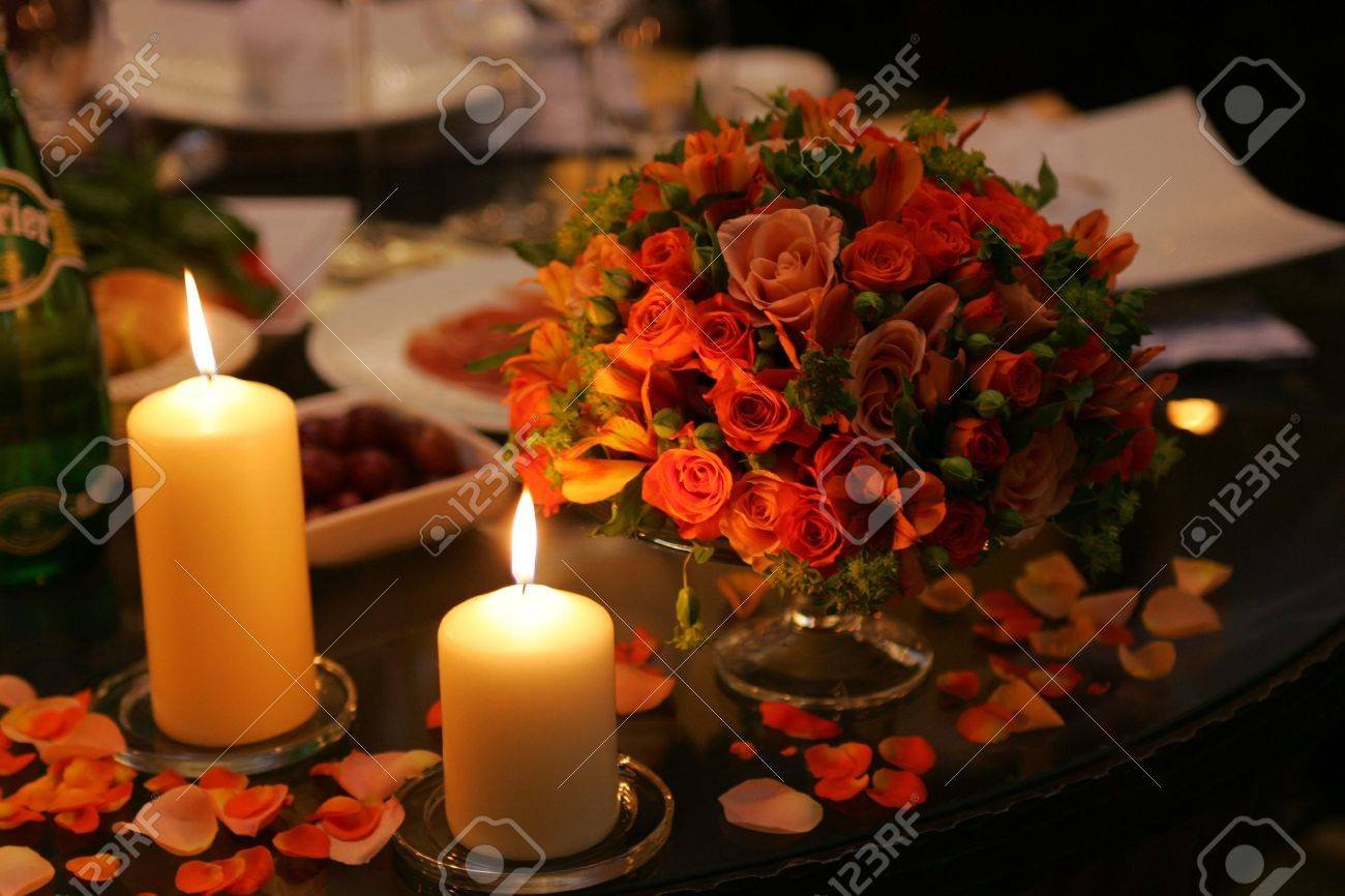 mesa decorada con velas y flores