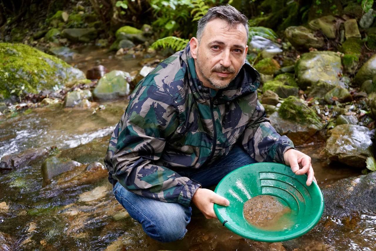 mineros buscando oro en un rio