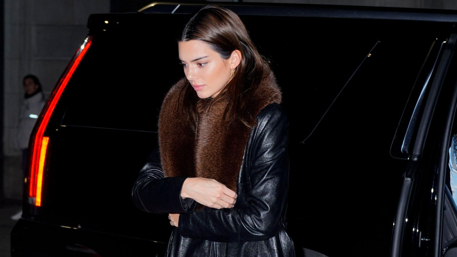 modelo luciendo elegante abrigo de piel sintetica