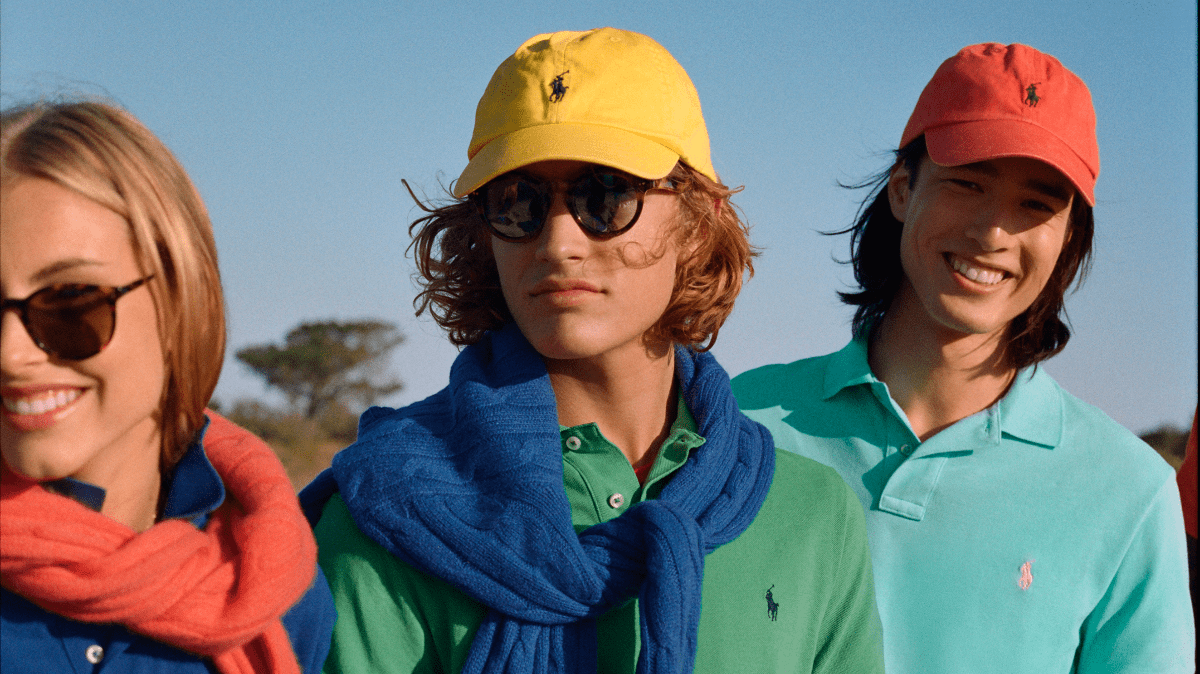 modelo usando camisa polo ralph lauren