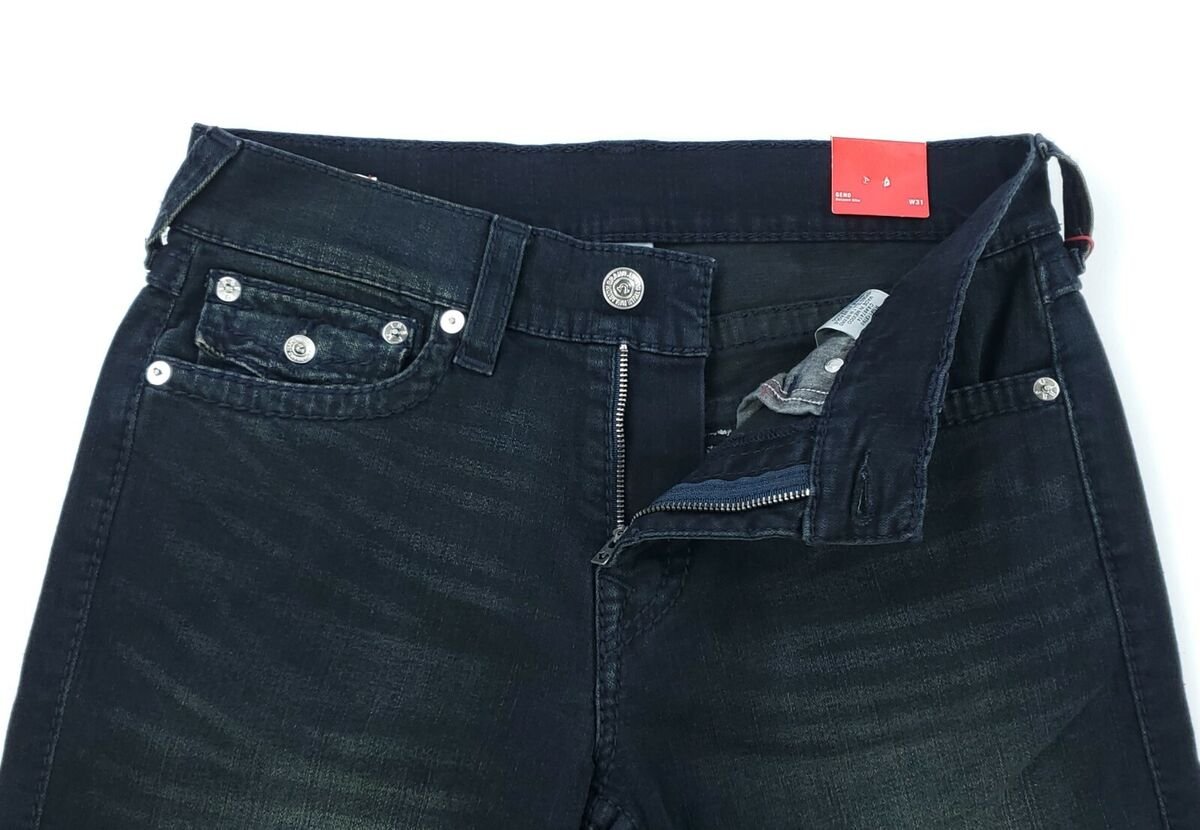 modelo usando jeans true religion loose fit