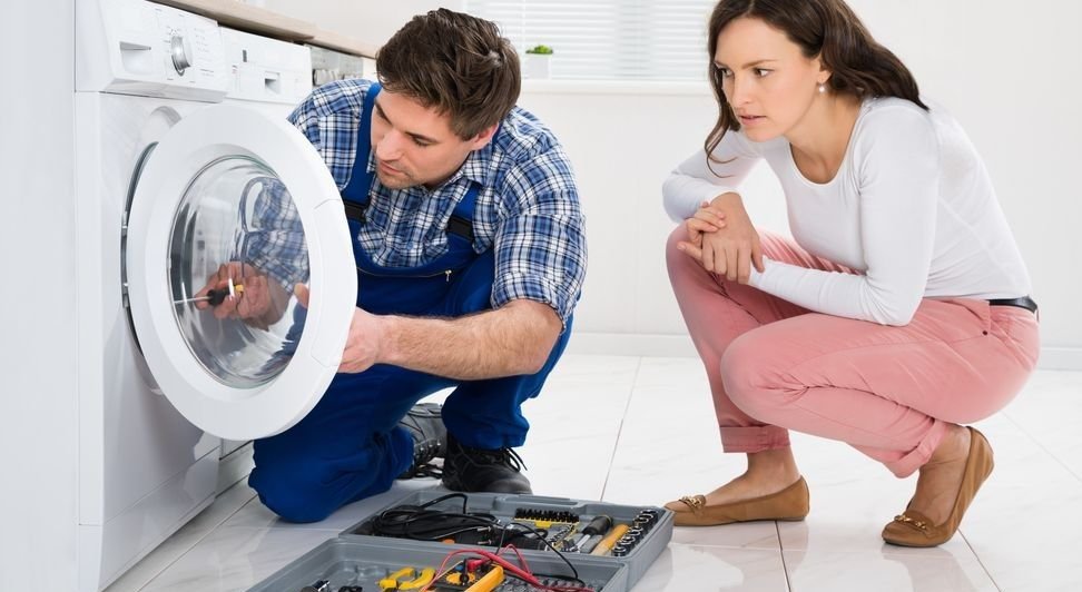 montaje de un tecnico reparando electrodomestico