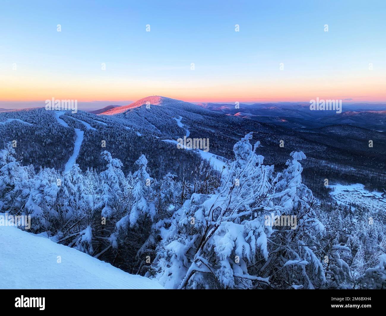 montanas nevadas al atardecer en vermont