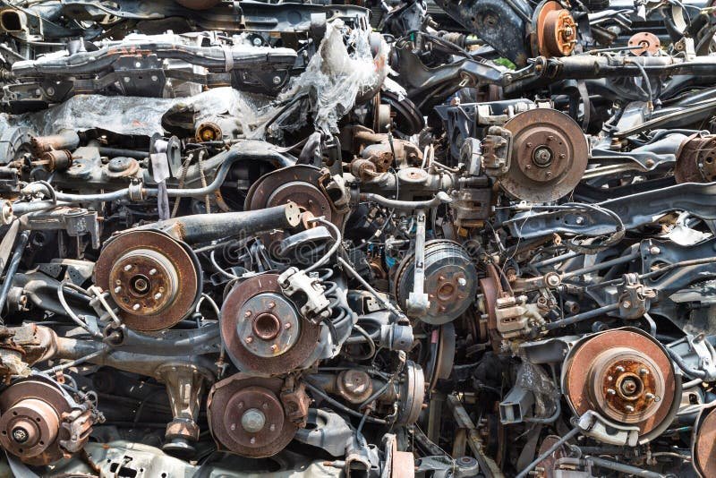 montones de piezas de autos usadas