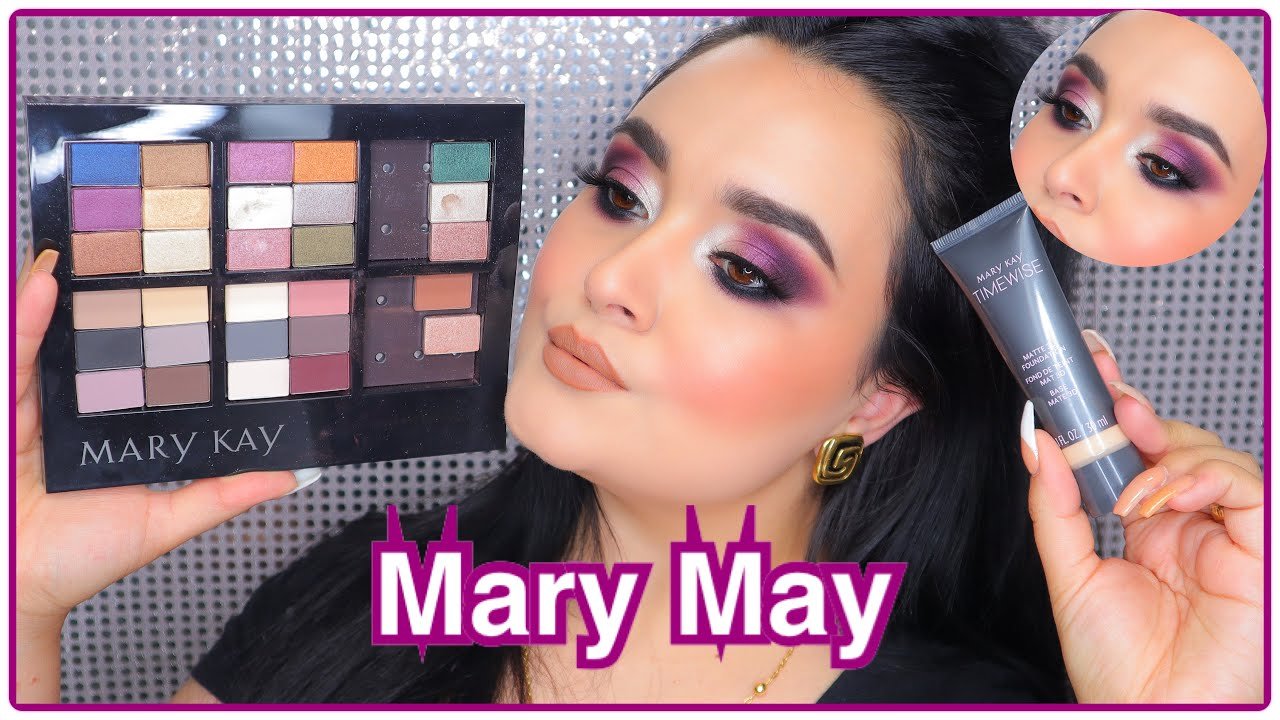 mujer aplicando maquillaje de mary kay