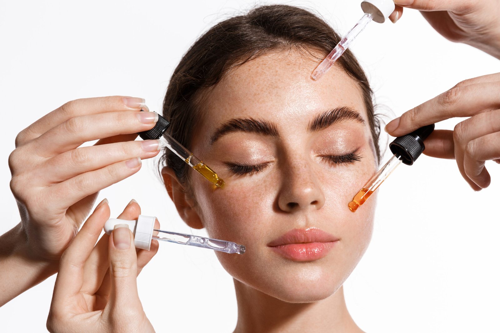 mujer aplicando serum facial antiedad scaled