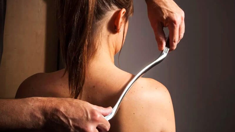 mujer aplicando tecnica de fascia blasting