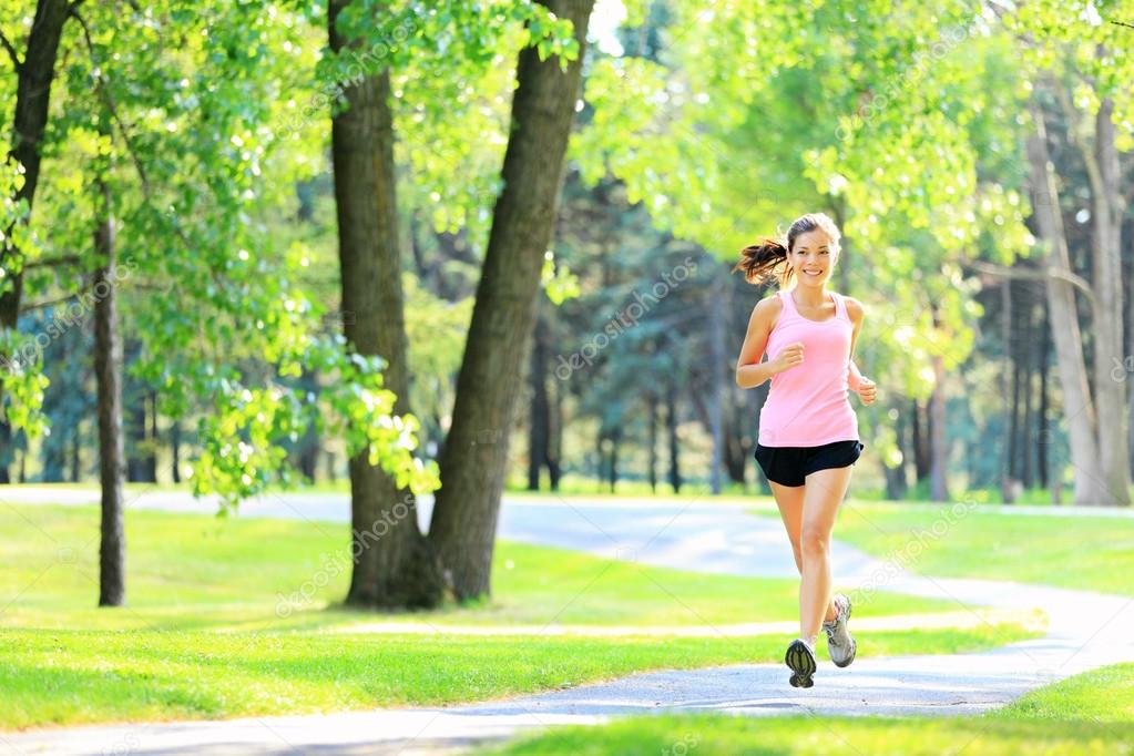 mujer corriendo al aire libre en parque