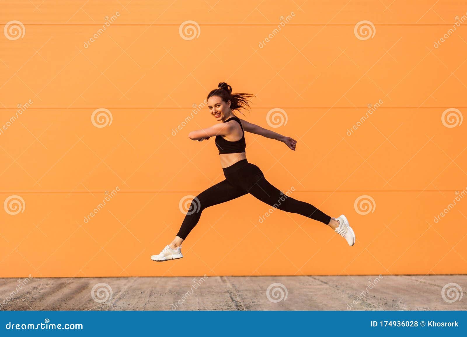 mujer corriendo con ropa deportiva ajustada
